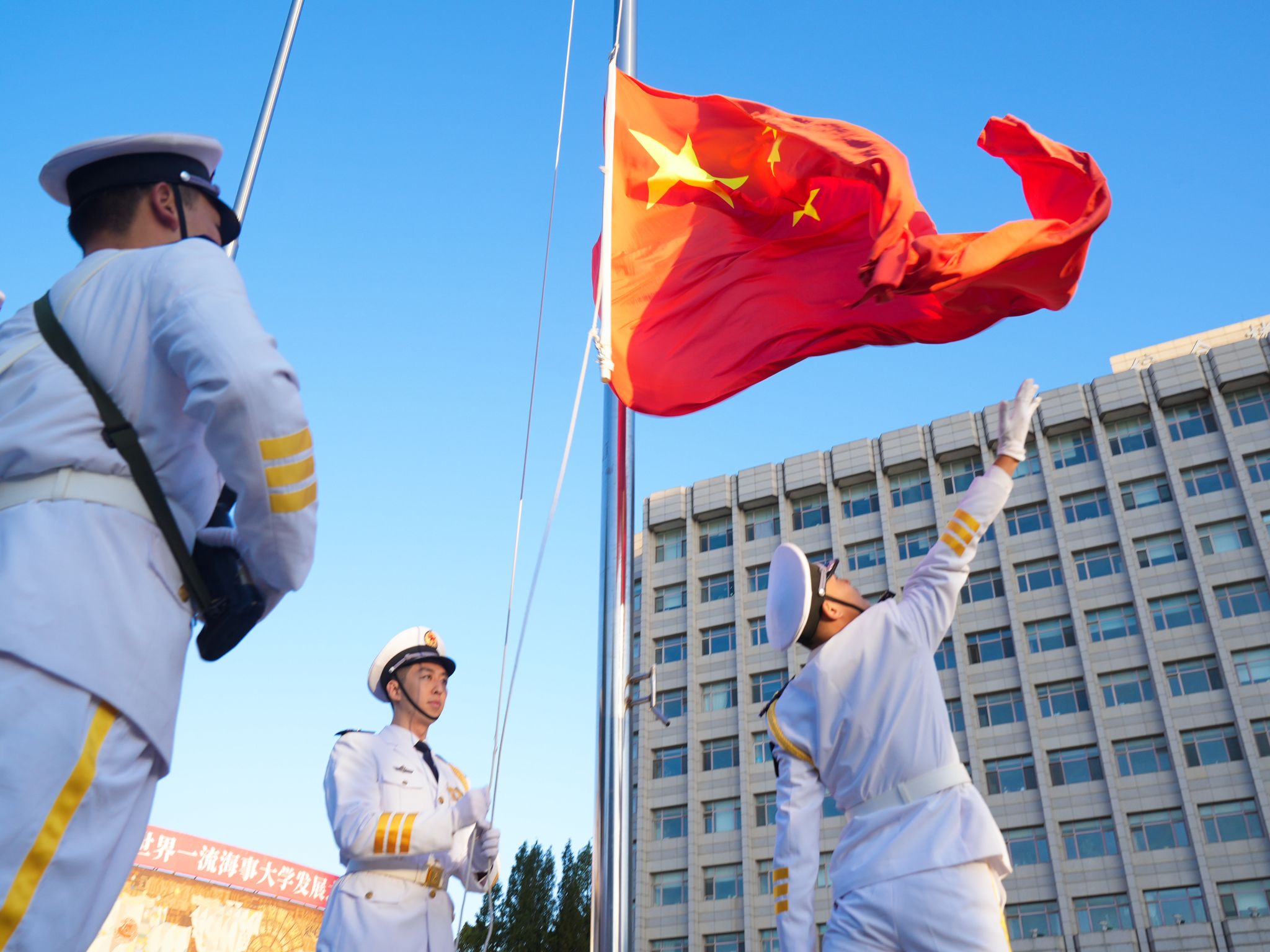 摩登6平台舉行慶祝中華人民共和國成立75周年升國旗儀式